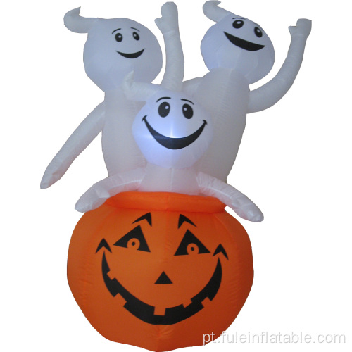 Decoração de Halloween com fantasmas brancos infláveis ​​com abóbora